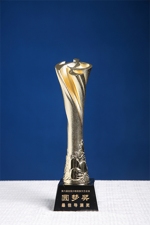 最佳導(dǎo)演獎(jiǎng)獎(jiǎng)杯.jpg 最佳導(dǎo)演獎(jiǎng)獎(jiǎng)杯.jpg